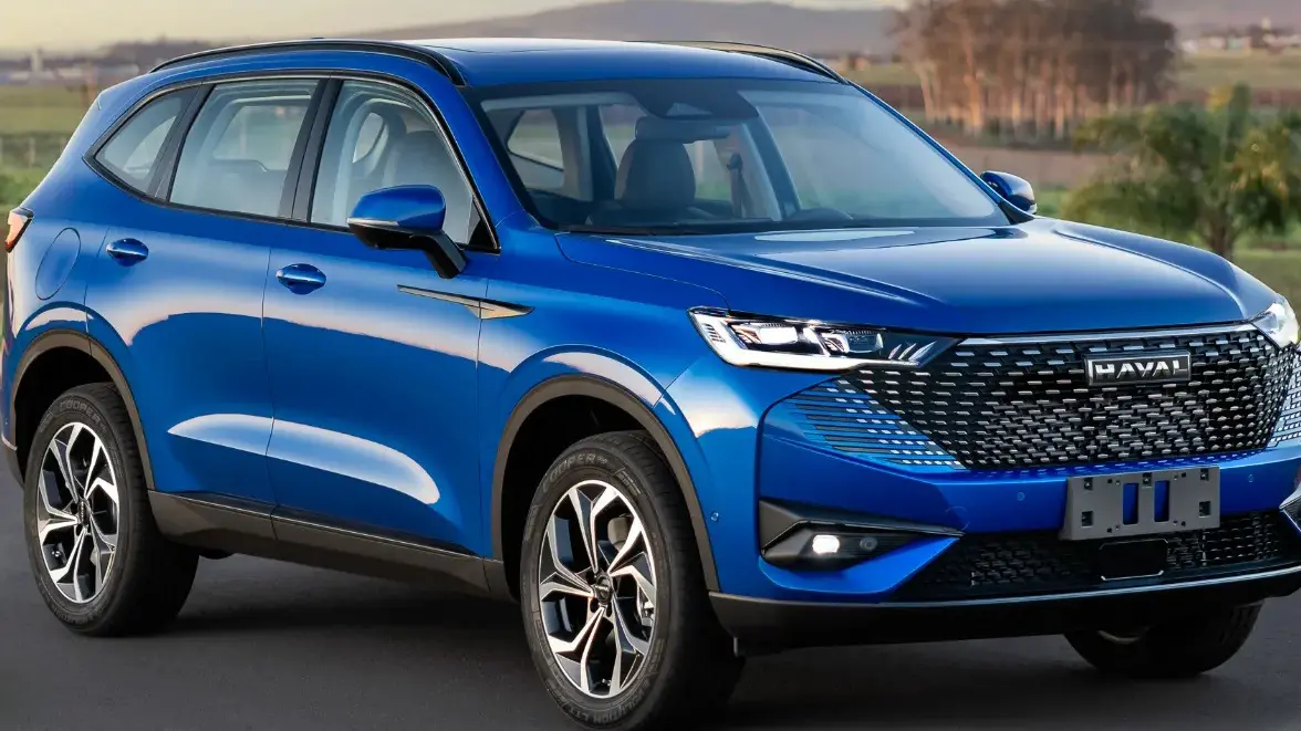 GWM Haval H6 PHEV34 azul, visto de frente e com faróis acesos
