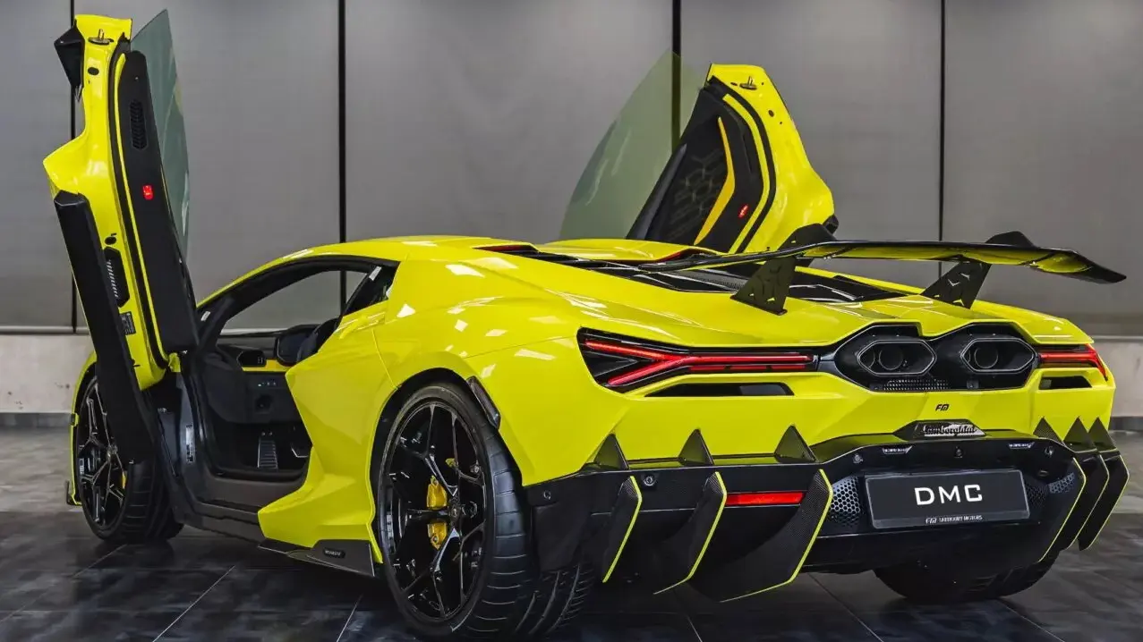 Lamborghini Revuelto com kit Integrale amarelo e visto de trás