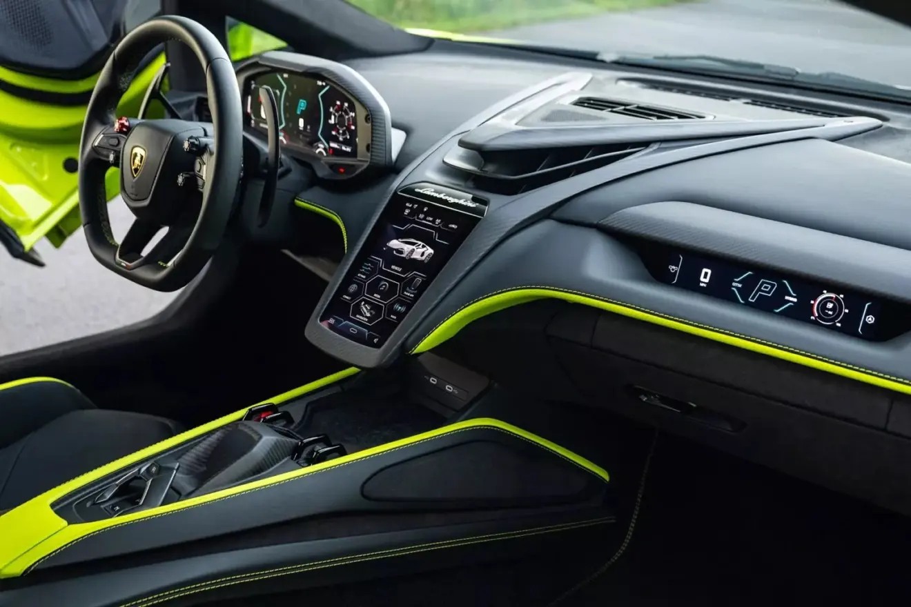 Interior com telas ligadas do Lamborghini Revuelto com kit Integrale