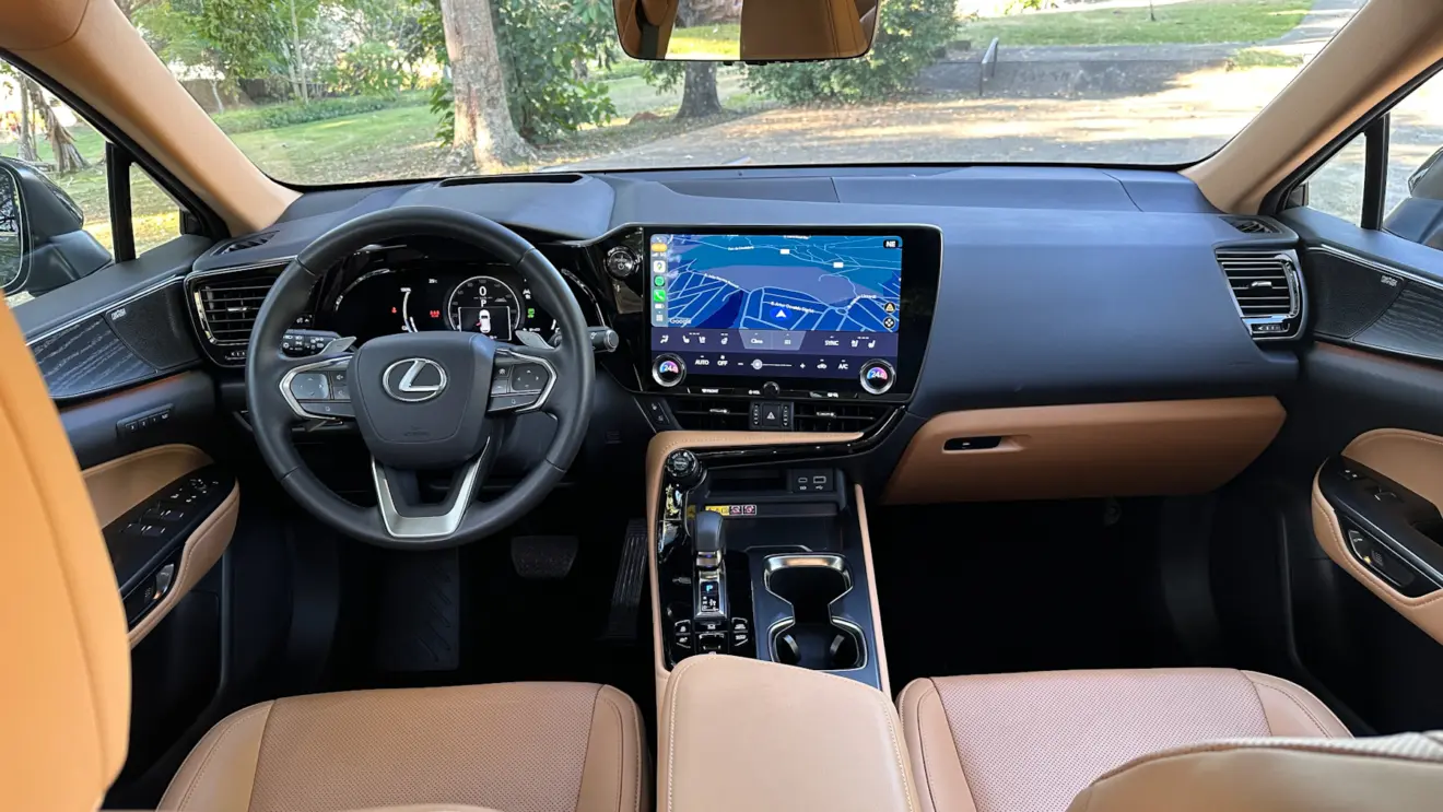 Lexus NX 450h+ interior caramelo