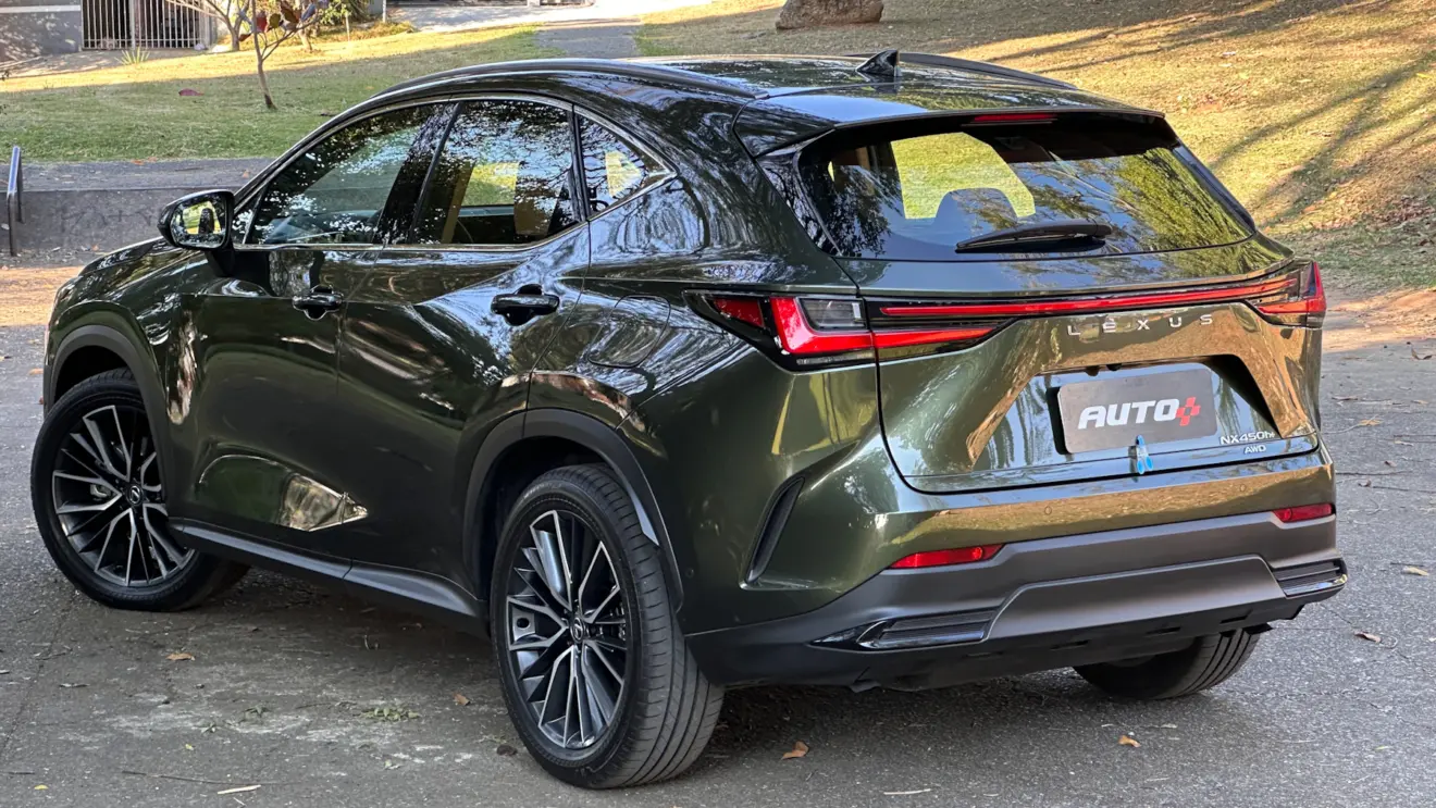 Lexus NX 450h+ verde de traseira