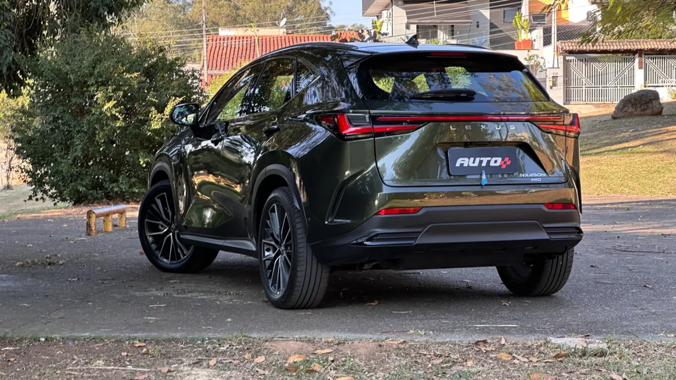 Lexus NX 450h+ verde de frente