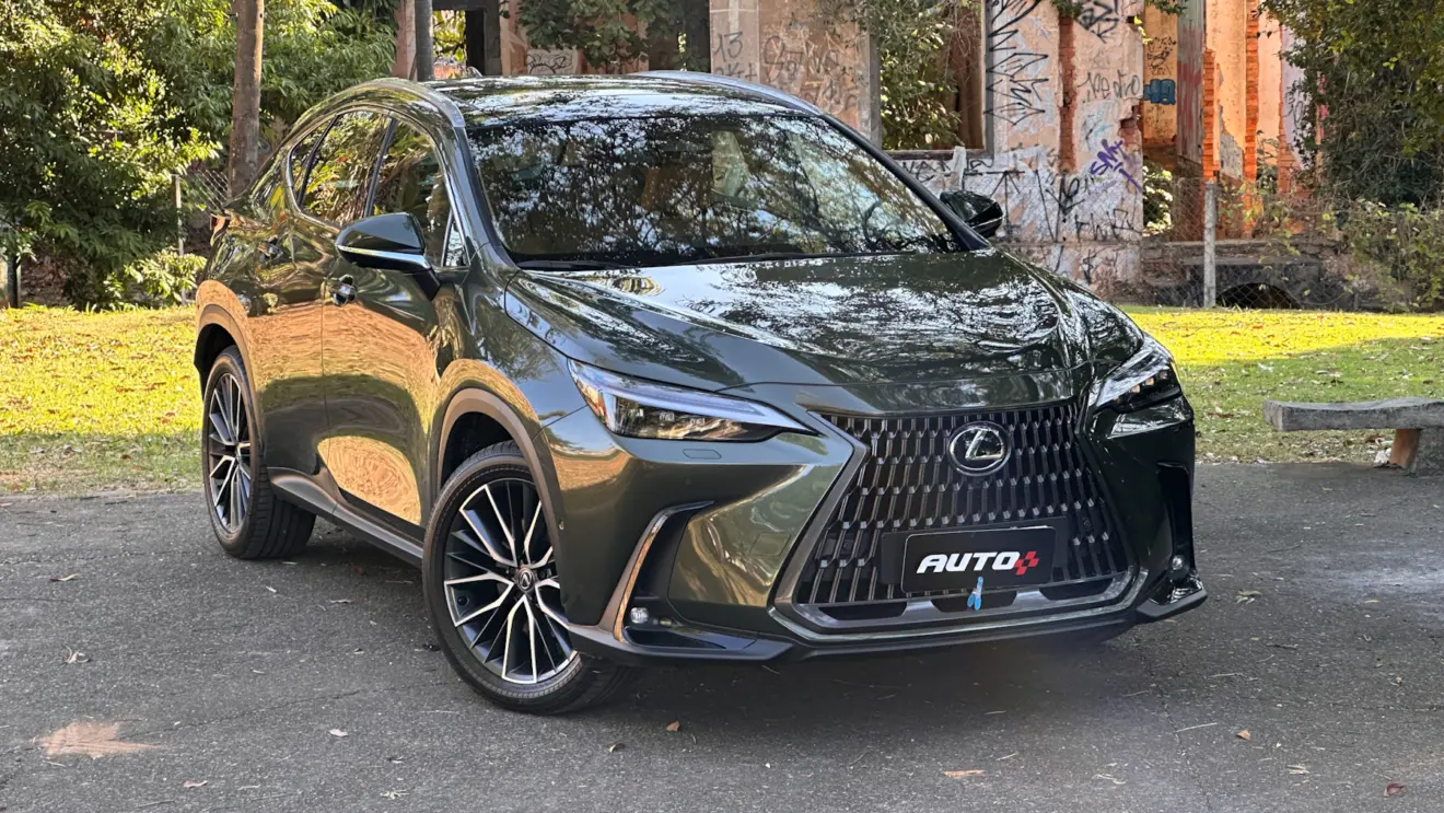 Lexus NX 450h+ verde de frente