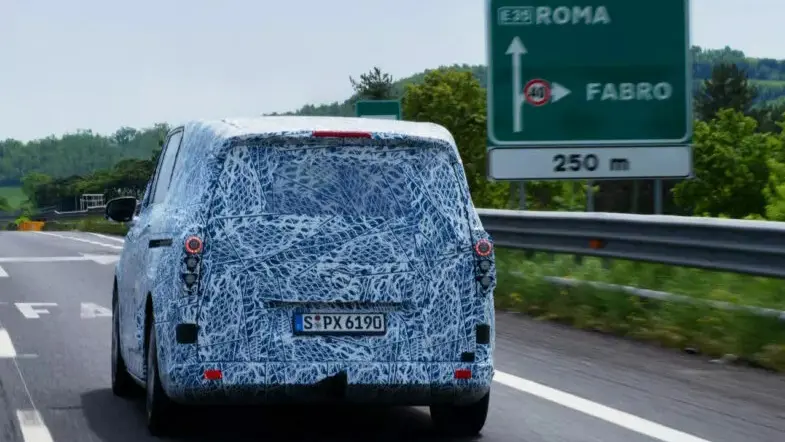 Mercedes-Benz VLE camuflada de branco e azul, vista de trás