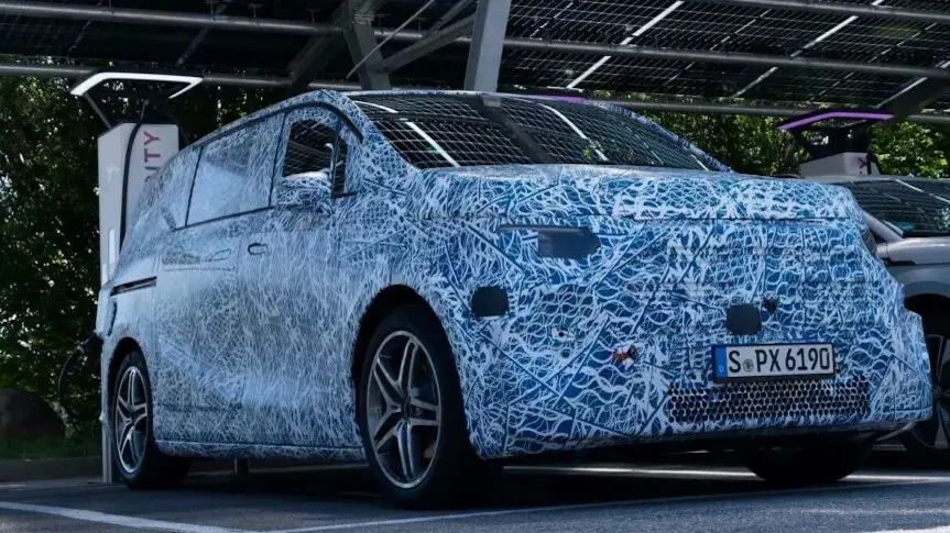 Mercedes-Benz VLE camuflada de azul e branco, vista de frente