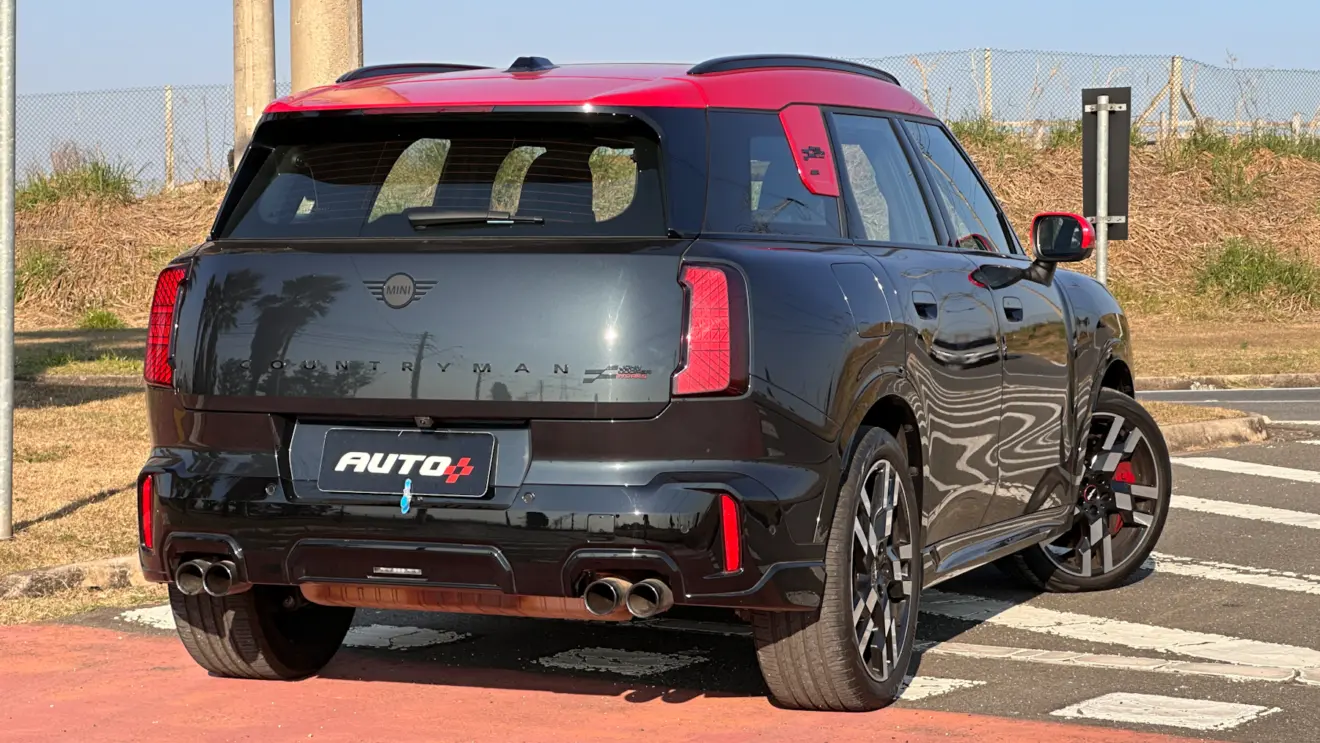 Mini Countryman JCW verde com teto vermelho