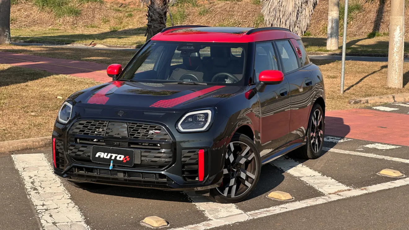 Mini Countryman JCW verde de frente com teto vermelho