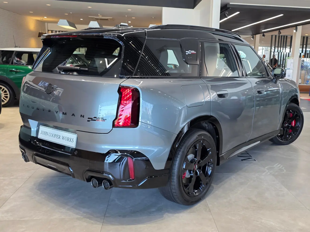 Mini JCW Countryman Exclusive cinza visto de trás