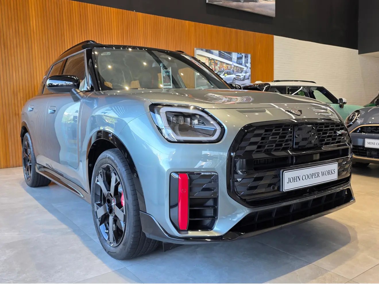 Mini JCW Countryman Exclusive cinza visto de frente