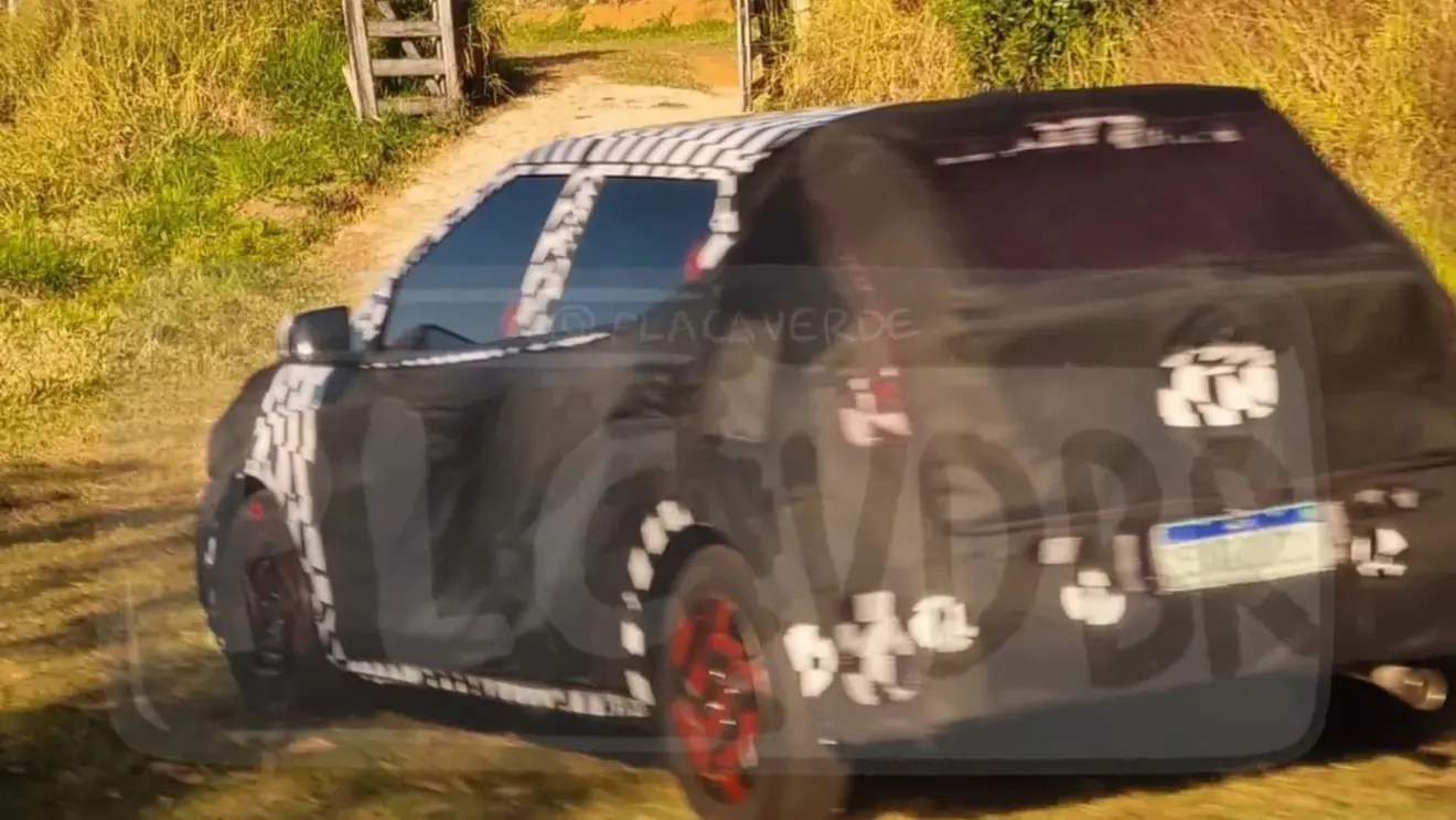 Protótipo camuflado de preto do novo Hyundai HB20