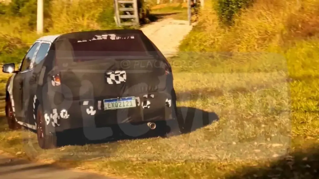 Protótipo camuflado de preto do novo Hyundai HB20 visto de trás