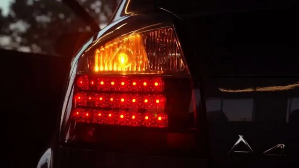 Seta de carro acesa na lamnterna traseira