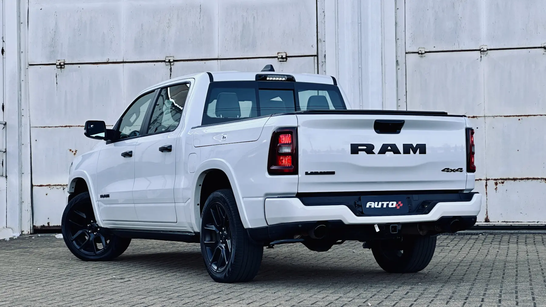 Ram 1500 Laramie Night Edition branca de traseira