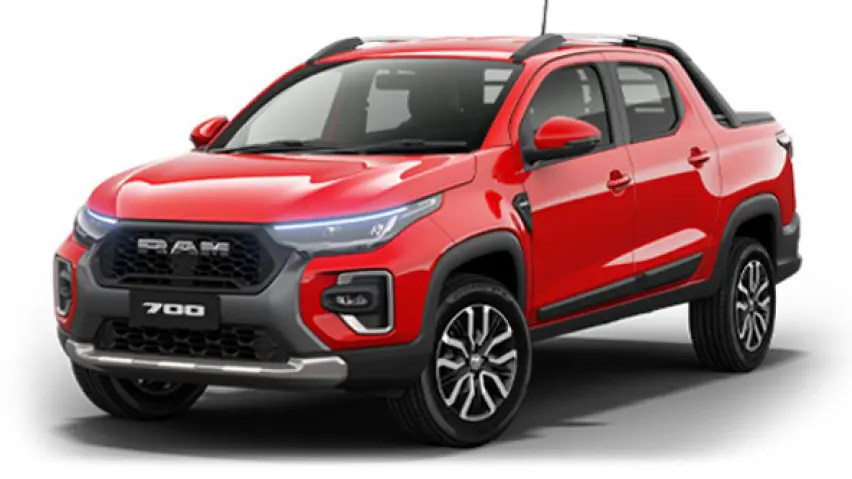 Ram 700 vermelha, vista de frente e com faróis acesos