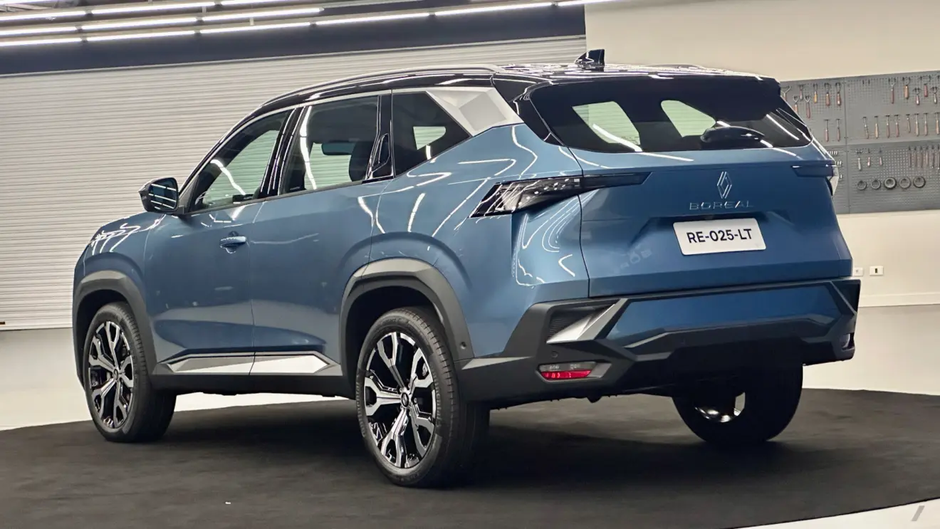 Renault Boreal azul com teto preto de traseira em um fundo branco