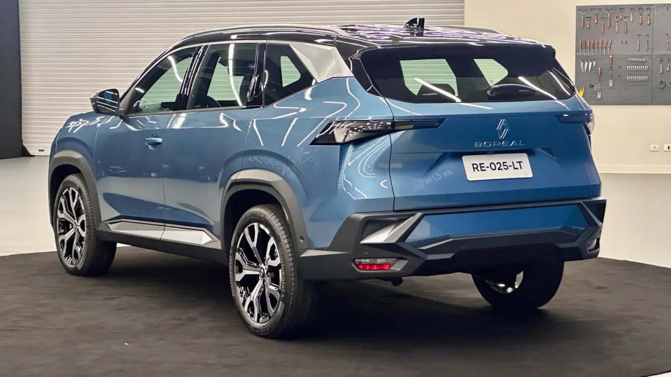 Renault Boreal azul com teto preto de traseira em um fundo branco