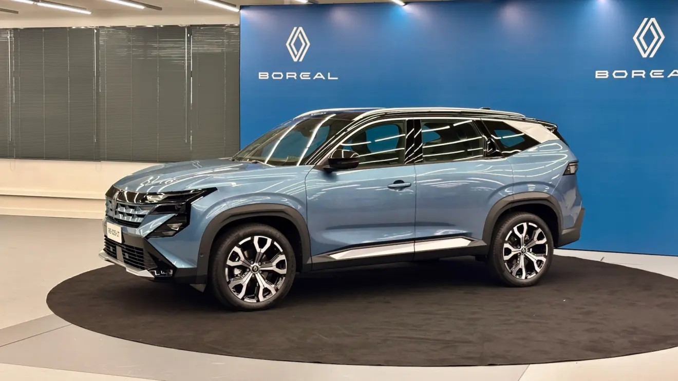 Renault Boreal azul com teto preto de lado em um fundo azul