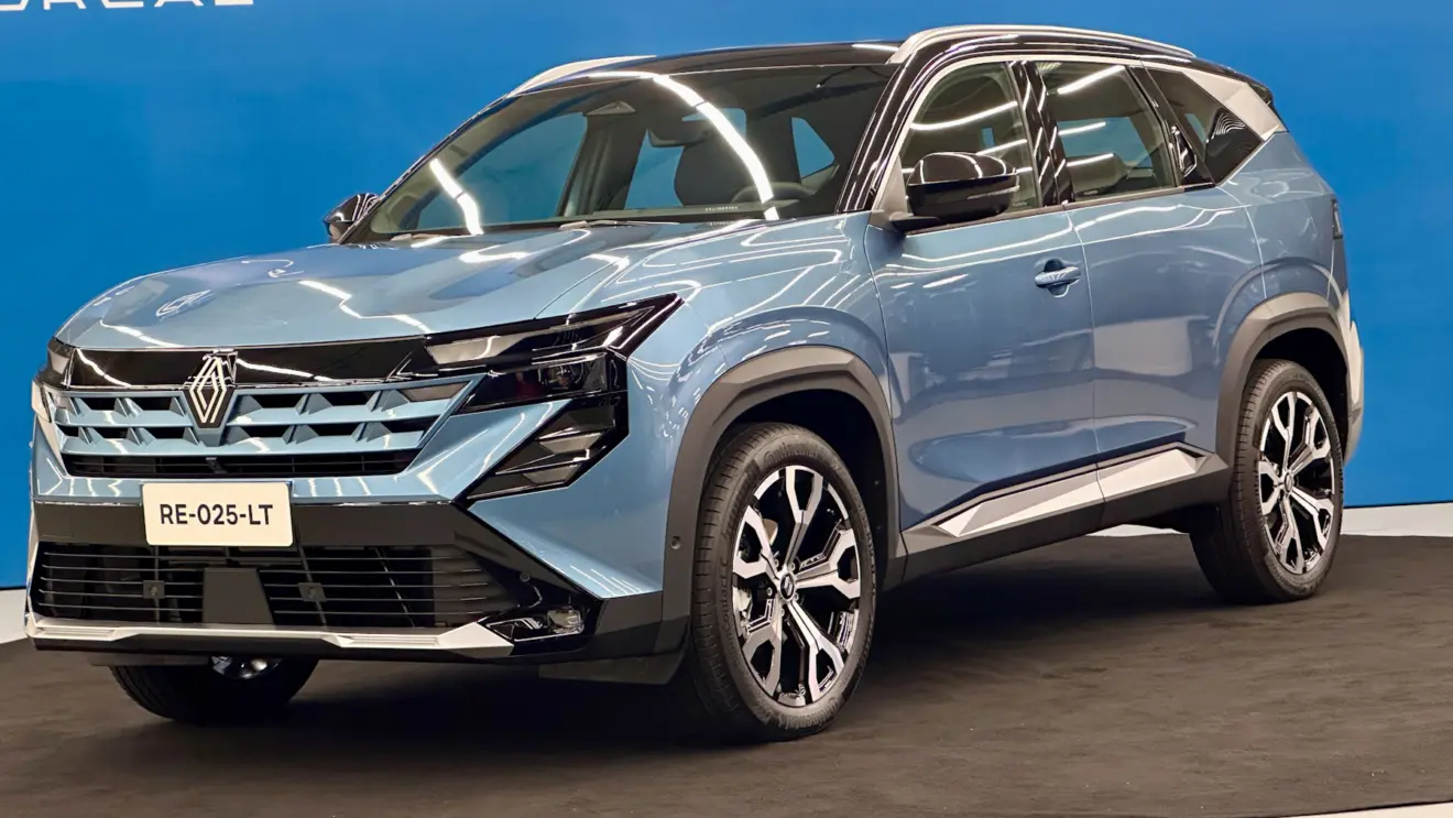 Renault Boreal azul com teto preto de frente em um fundo azul