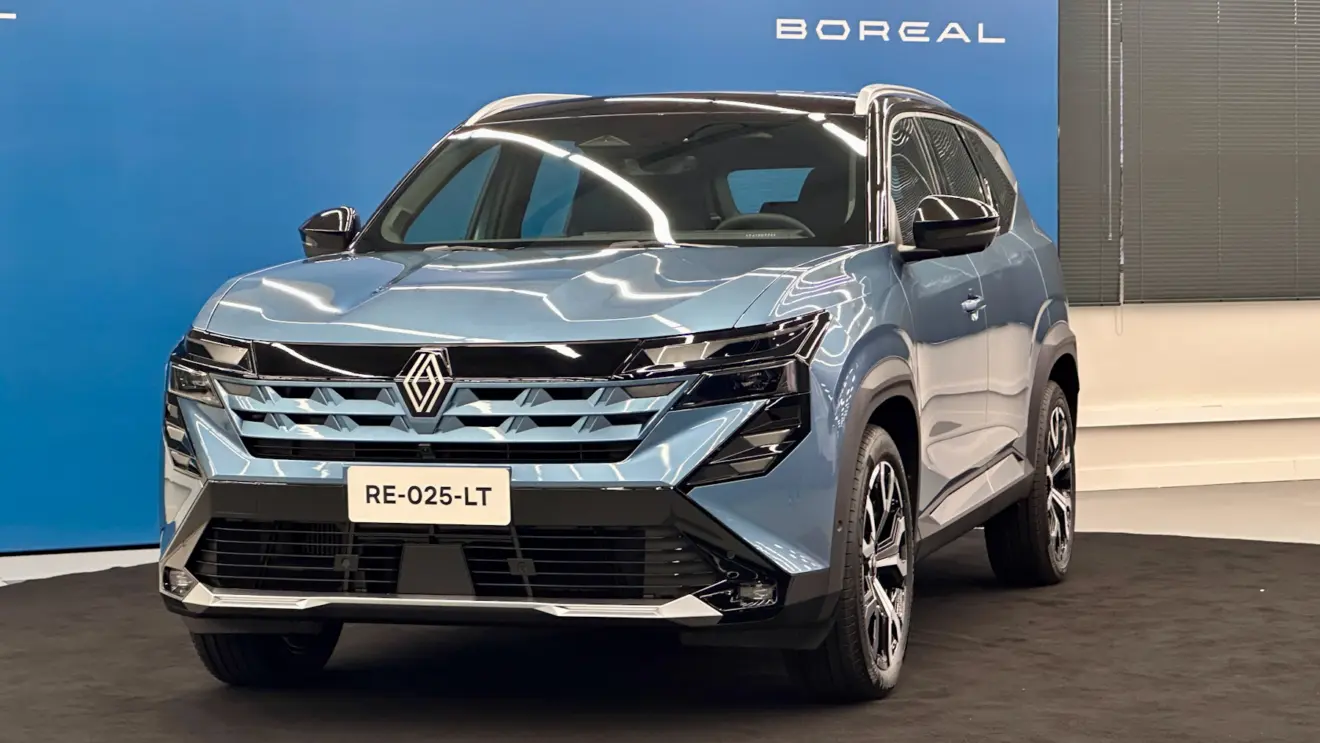 Renault Boreal azul com teto preto de frente em um fundo azul