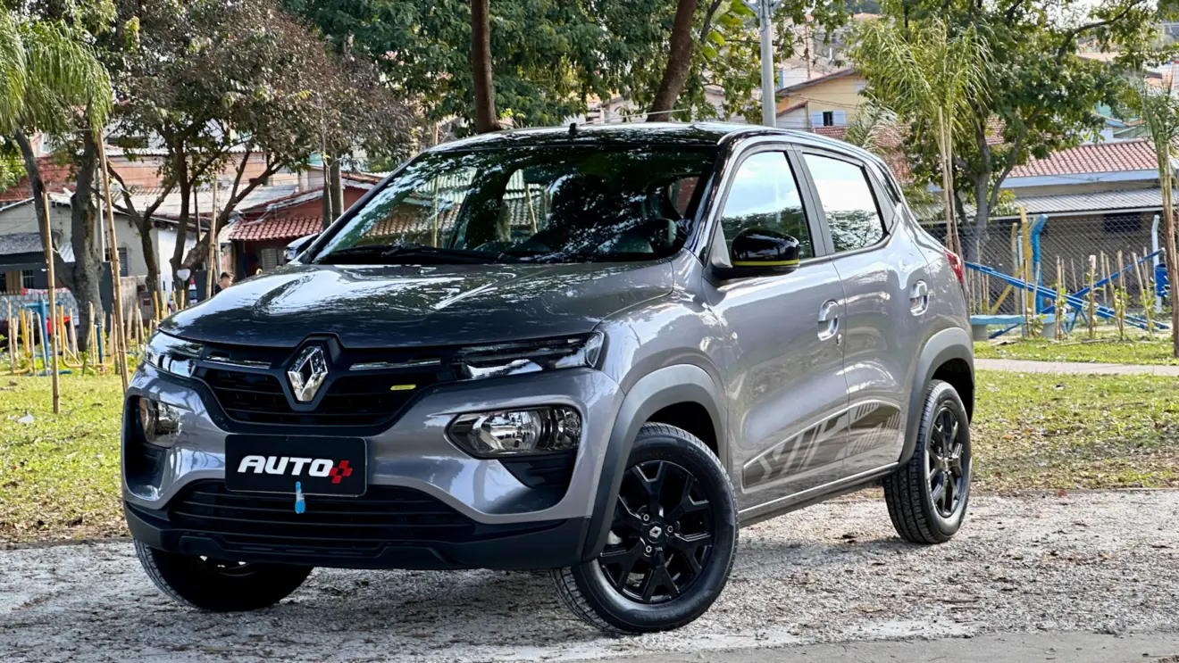 Renault Kwid Iconic cinza de frente em uma floresta