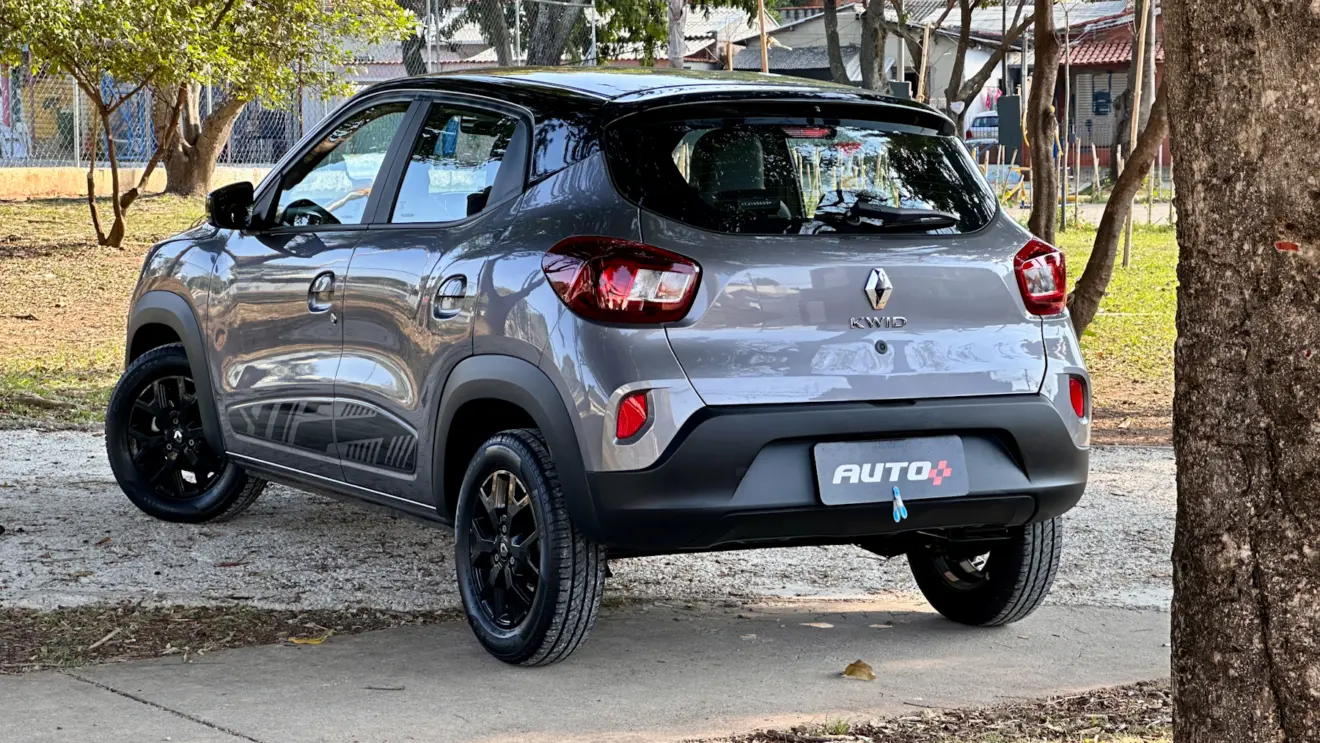 Renault Kwid Iconic cinza de traseira em uma floresta