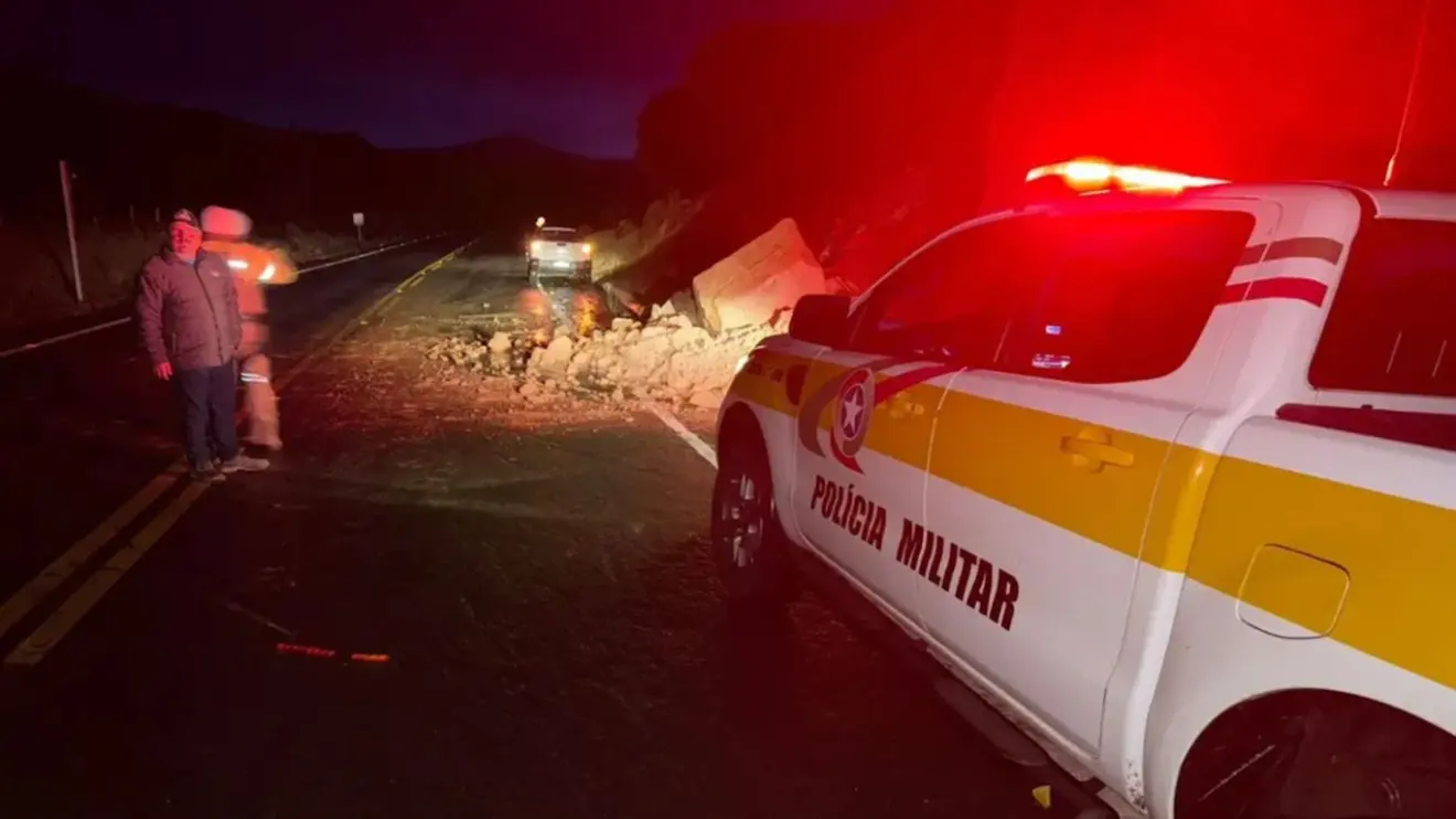 Viatura parada com giroflex ligado na SC-110