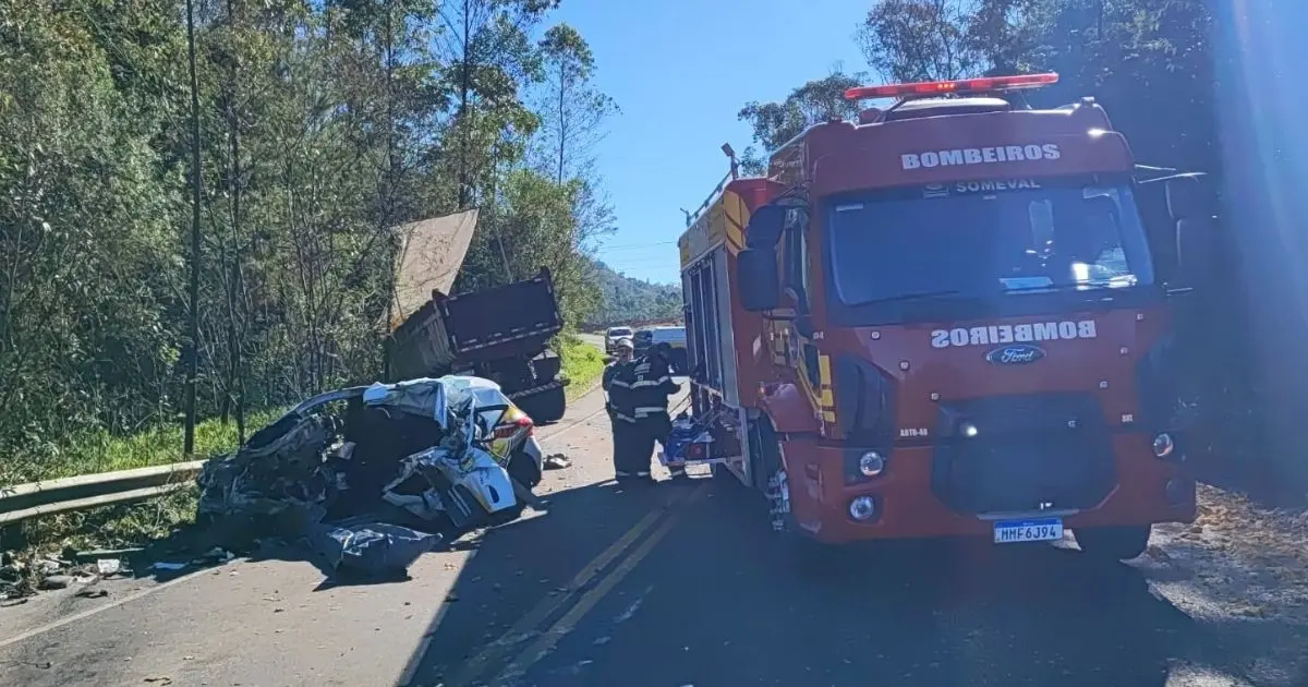 Carro destruído após acidente na SC-446 e caminhão dos bombeiros ao lado