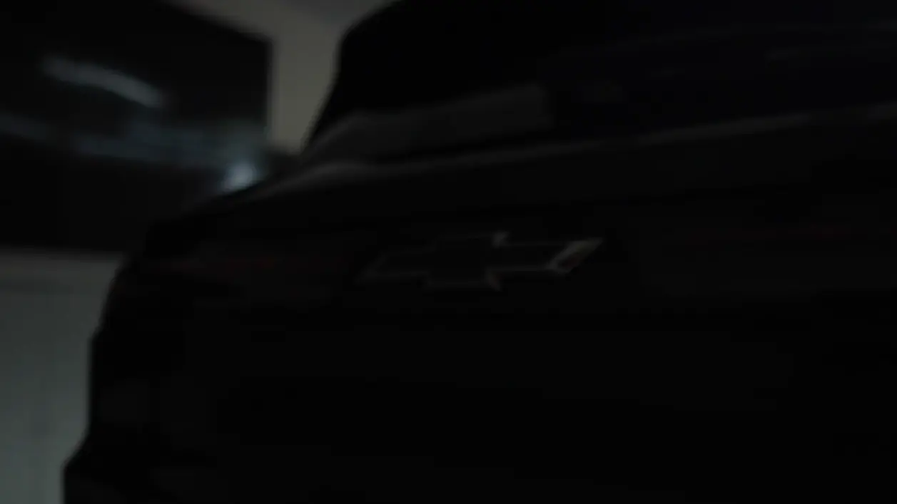 Imagem escurecida do novo SUV acessível da Chevrolet
