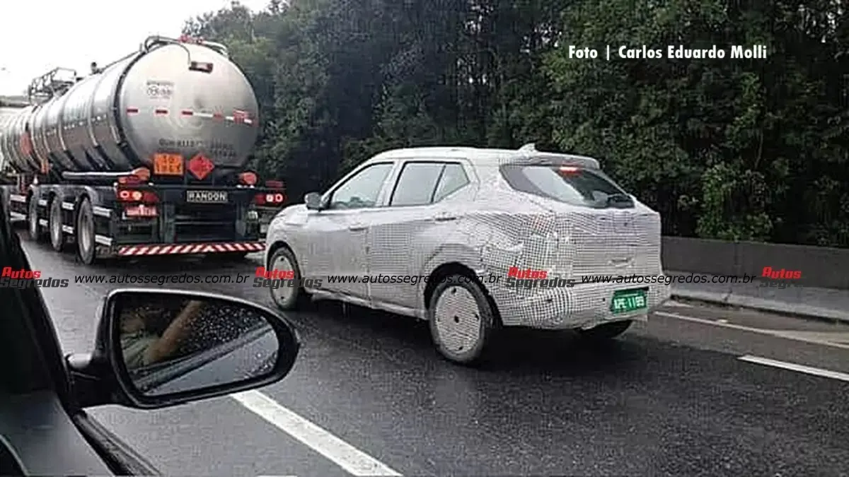 Novo SUV da Nissan, visto de trás e camuflado
