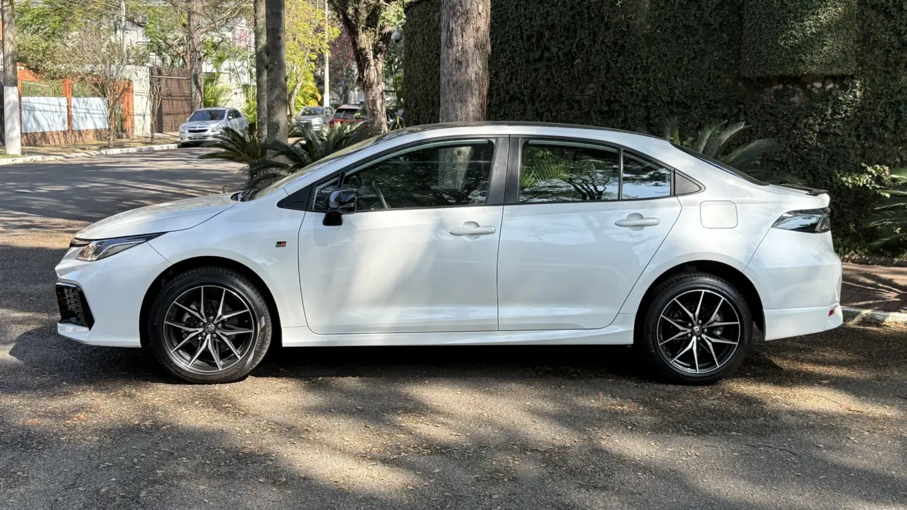 Toyota Corolla GR-Sport branco visto de lado