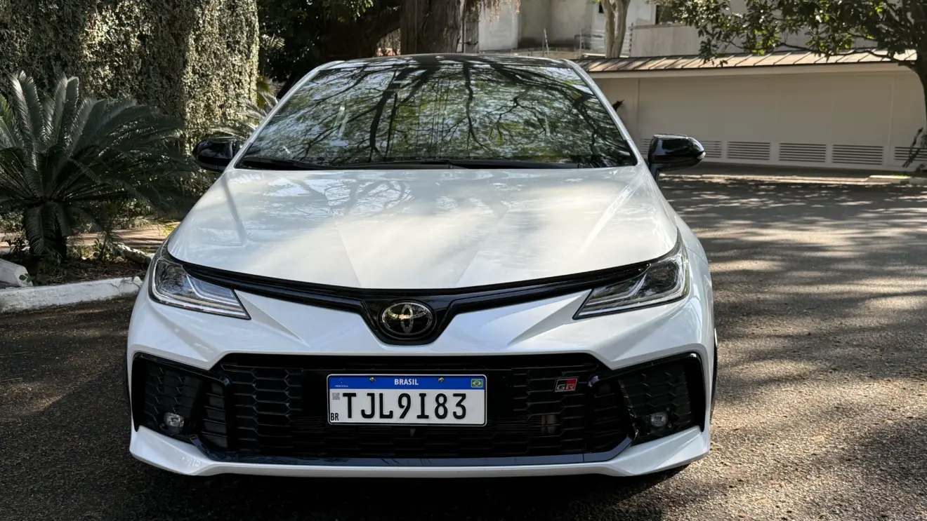 Dianteira do Toyota Corolla GR-Sport branco