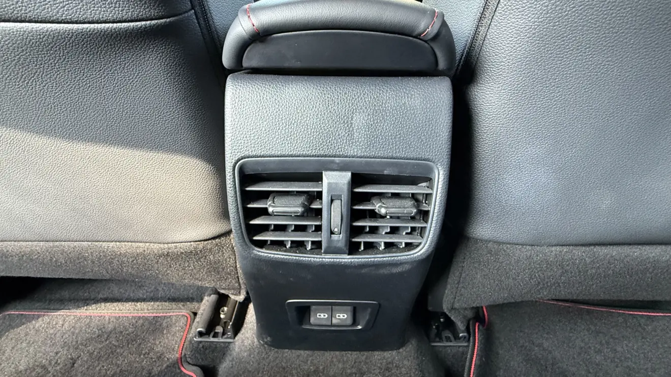 Saídas de ar-condicionado e tomadas para carregar celular do Toyota Corolla GR-Sport