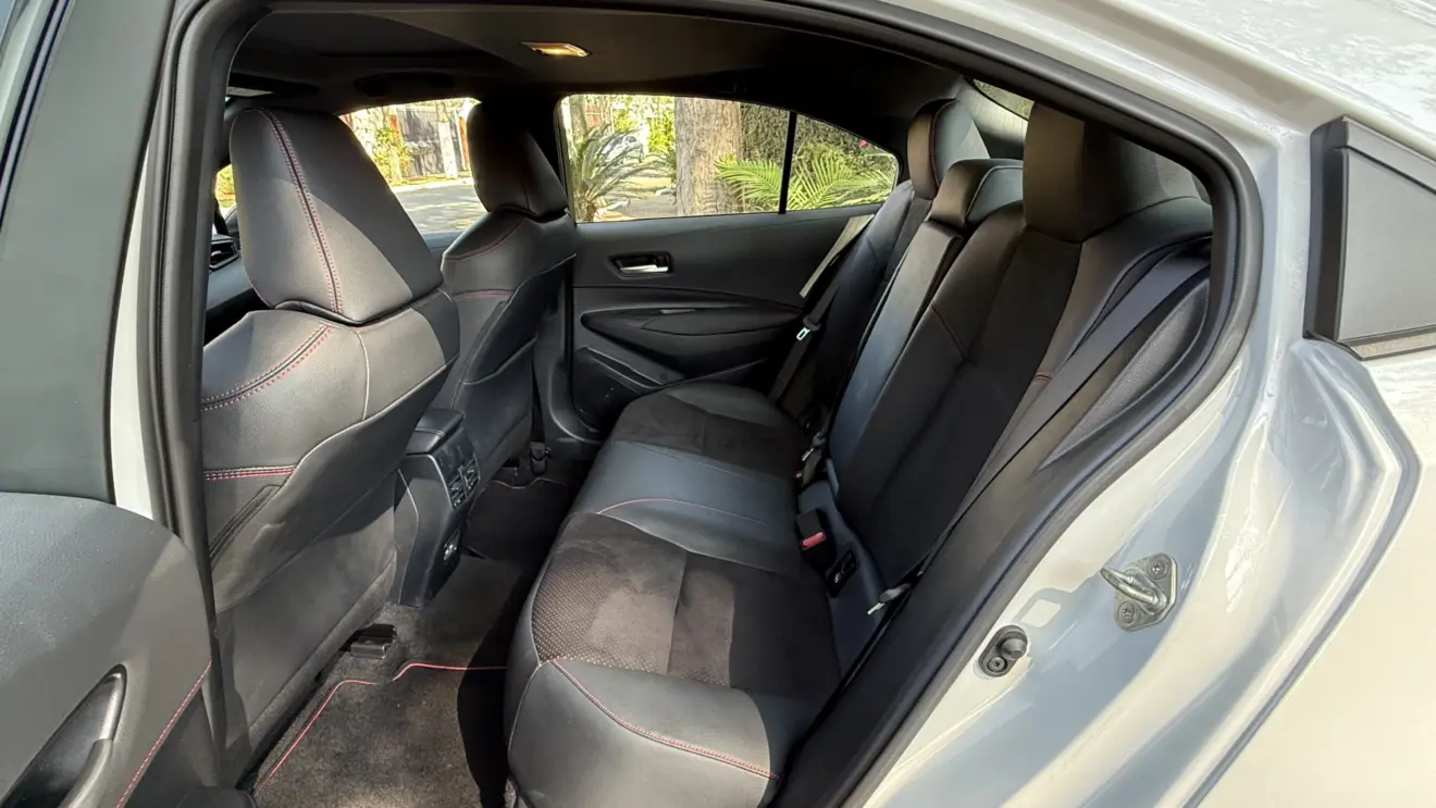 bancos traseiros do Toyota Corolla GR-Sport