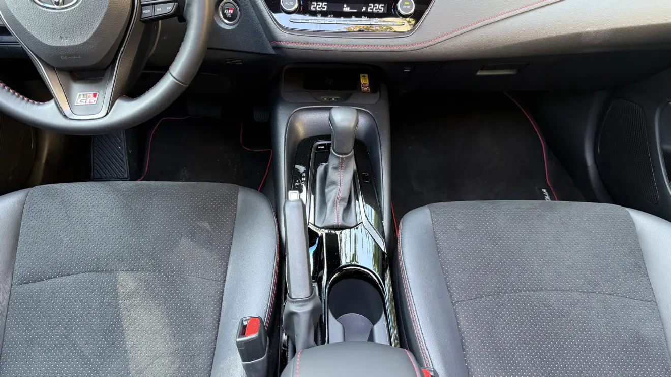 Interior do Toyota Corolla GR-Sport