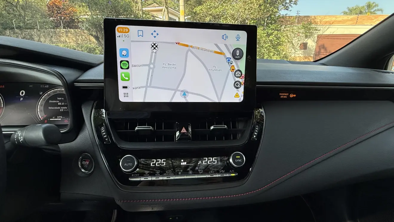 Central multimídia do Toyota Corolla GR-Sport