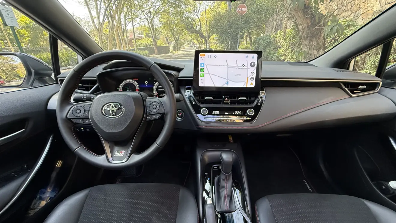 Painel do Toyota Corolla GR-Sport com telas ligadas