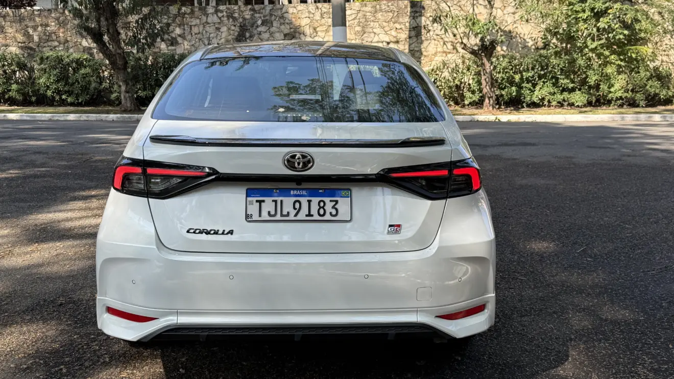 Traseira com lanternas acesas do Toyota Corolla GR-Sport branco