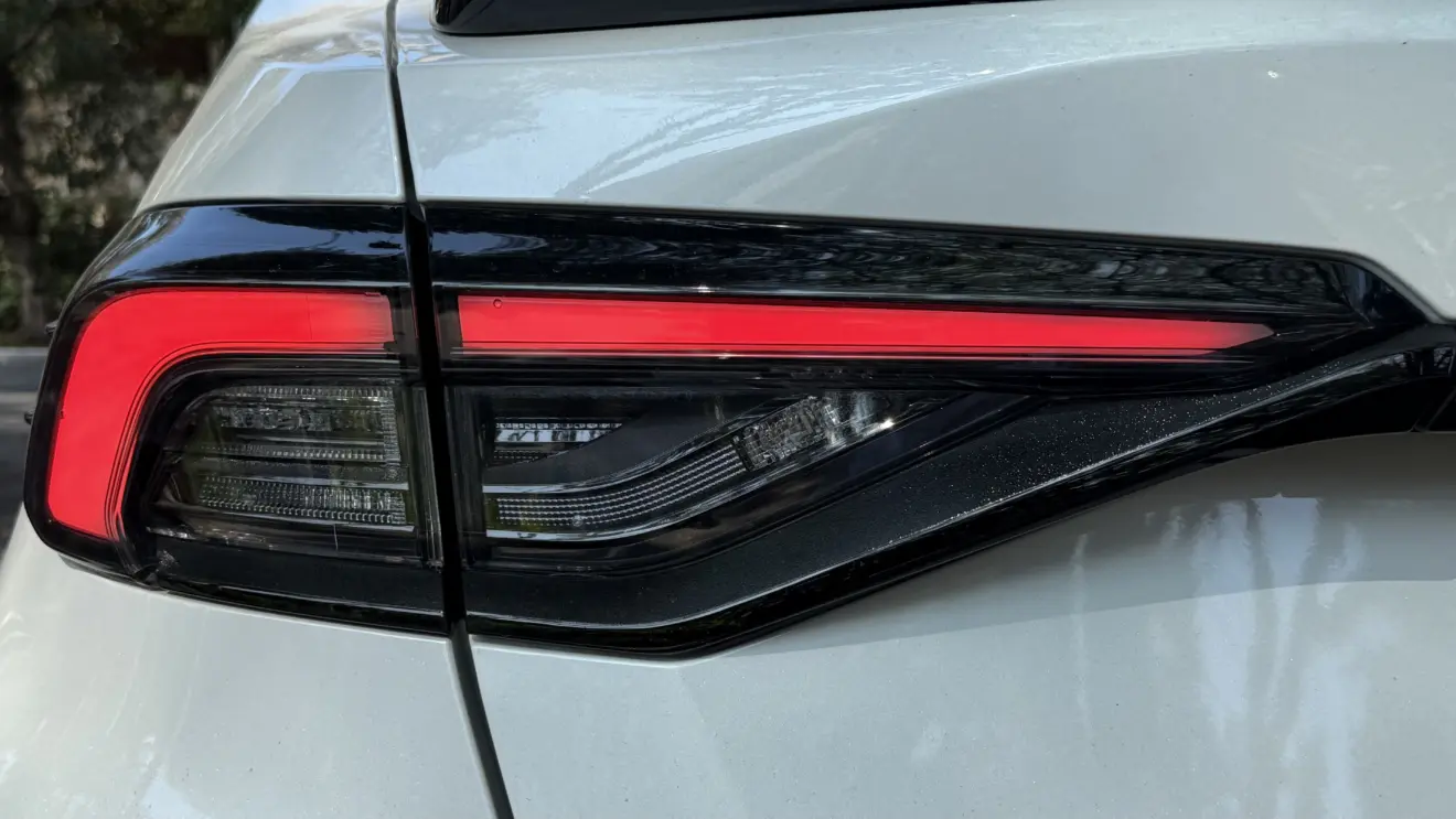 lanterna acesa do Toyota Corolla GR-Sport