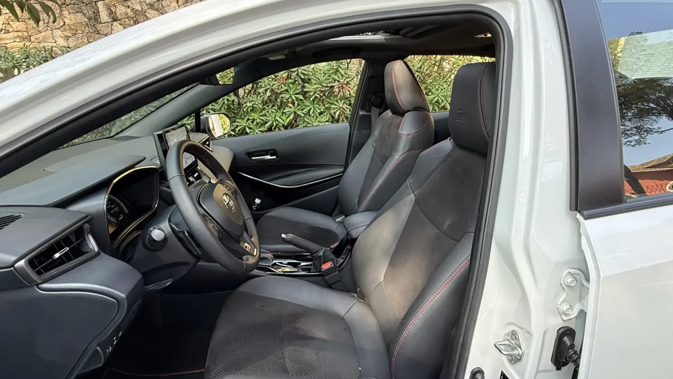 Parte interna dianteira do Toyota Corolla GR-Sport