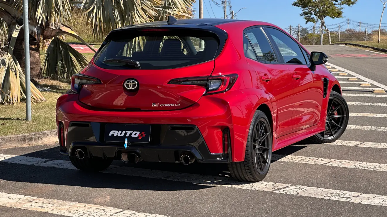 Toyota GR Corolla vermelho de traseira review