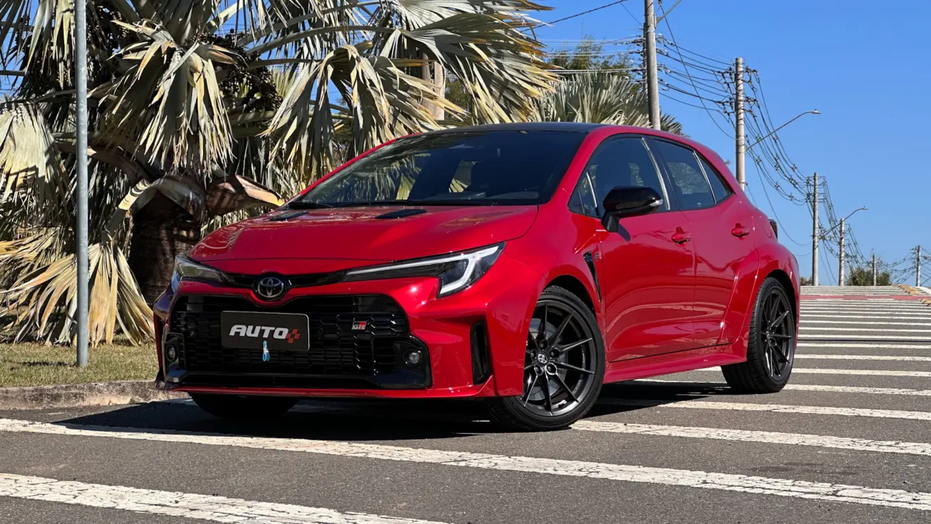 Toyota GR Corolla vermelho parado de frente