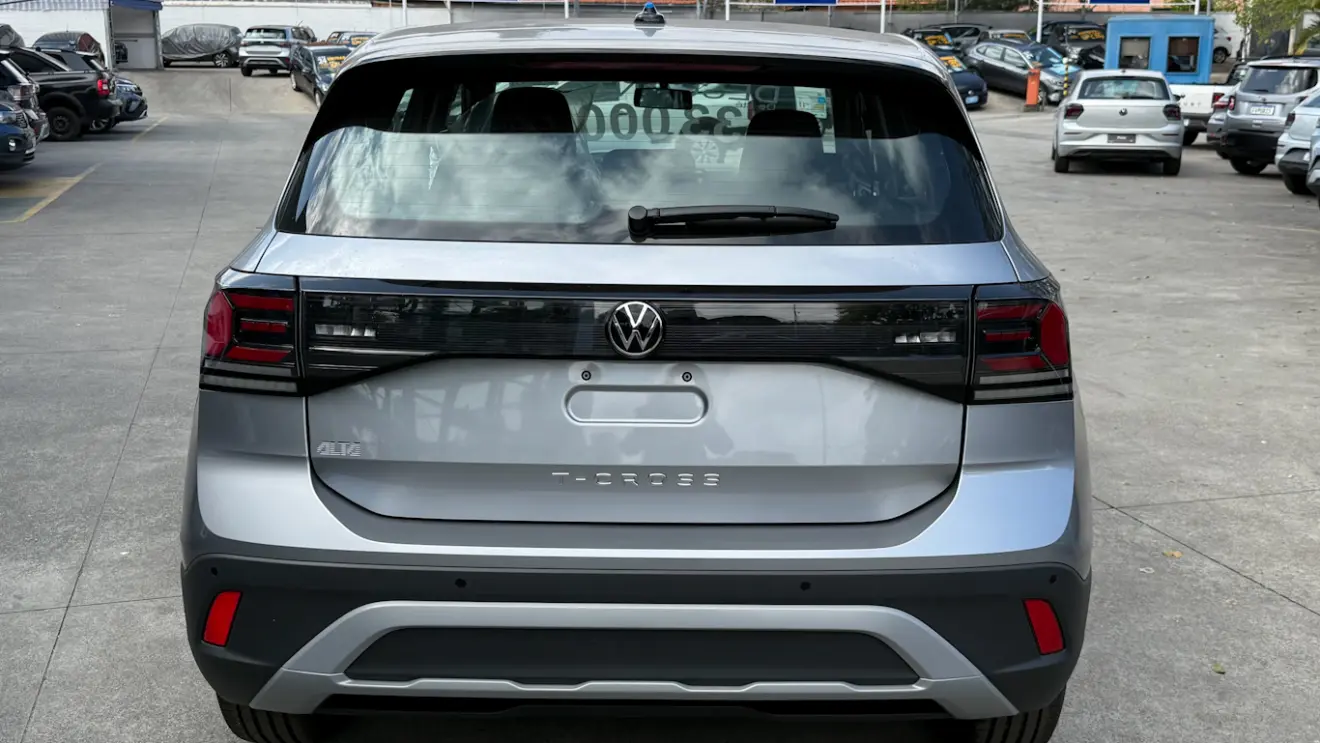 VW T-Cross Sense cinza visto de trás