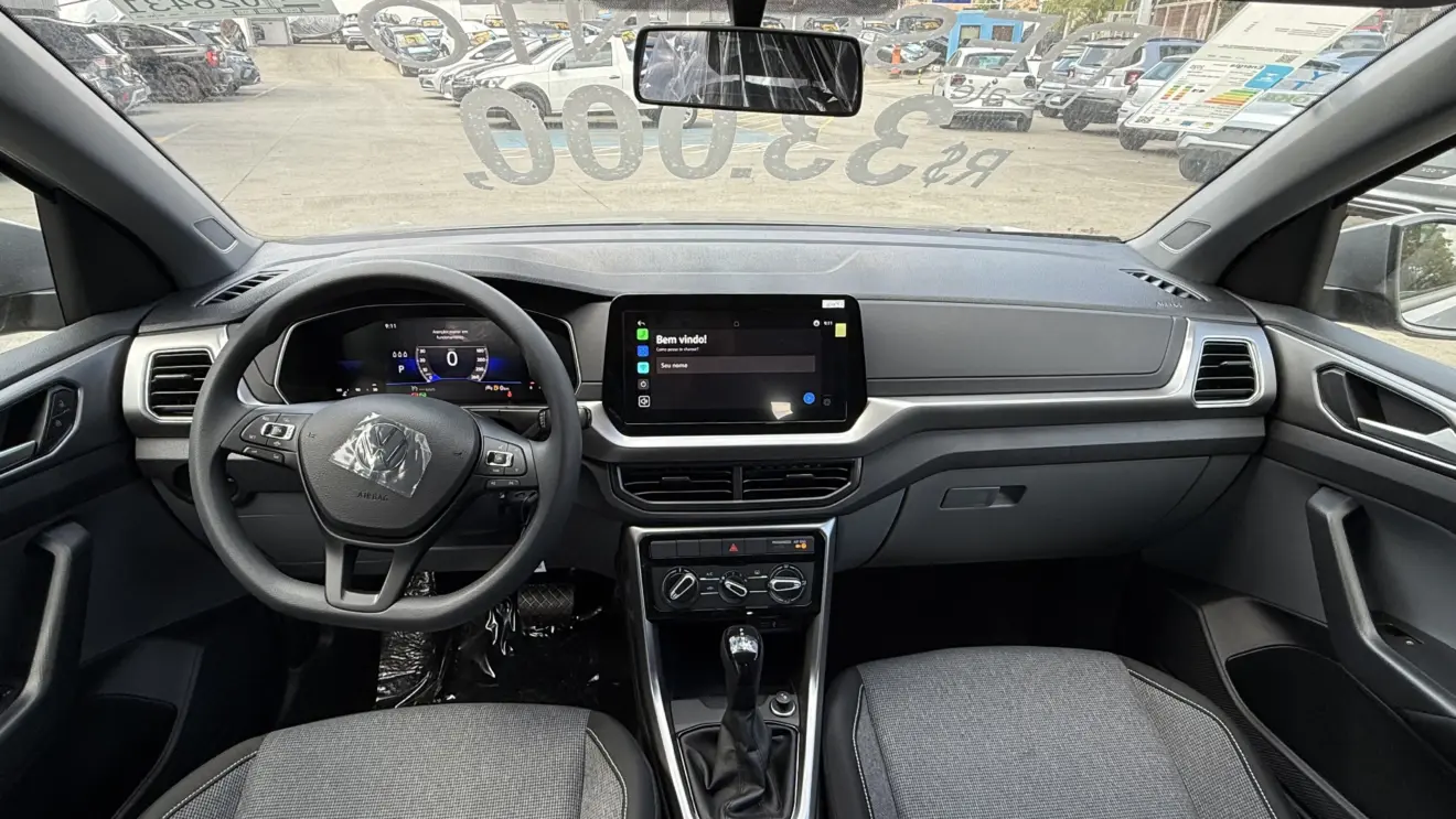 interior do VW T-Cross Sense com telas ligadas