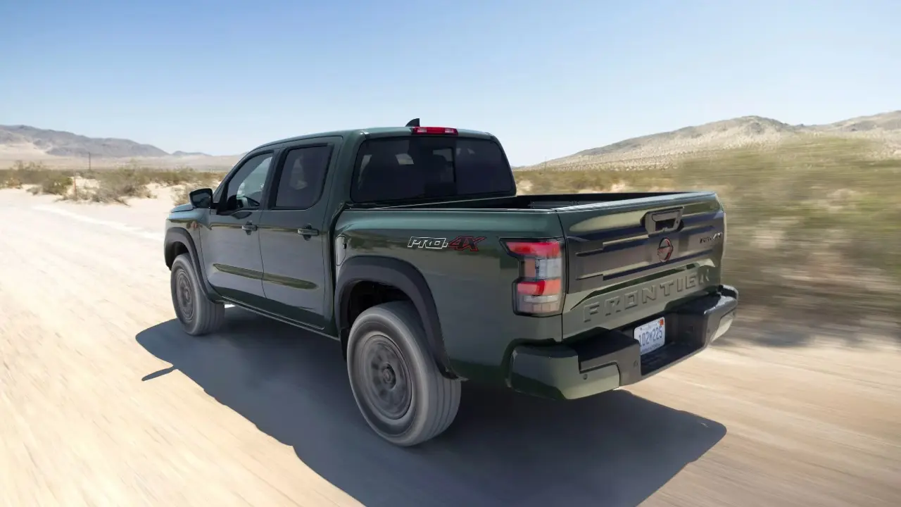 Nissan Frontier PRO-4X R 2026 de traseira em movimento no deserto