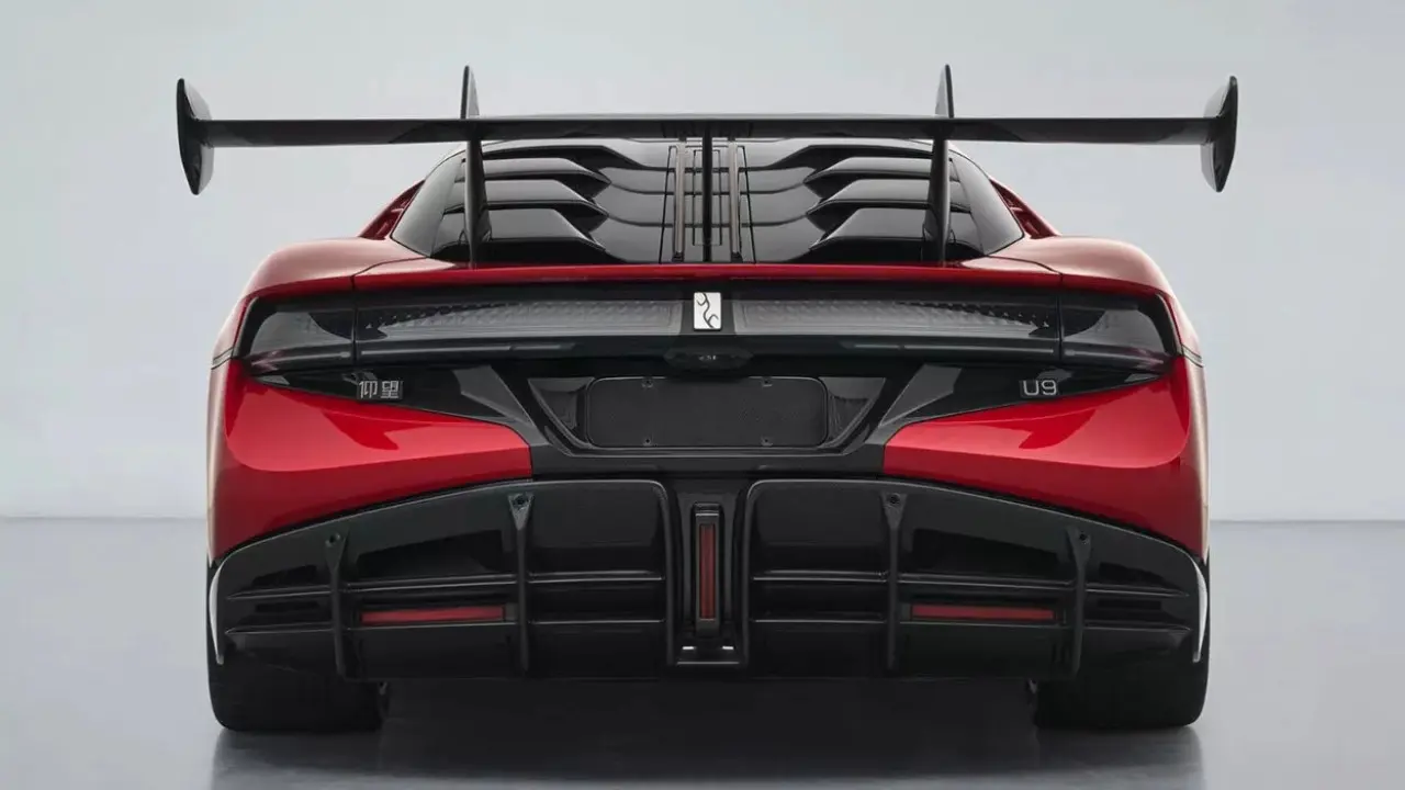 BYD YangWang U9 Track Edition de traseira em MIIT