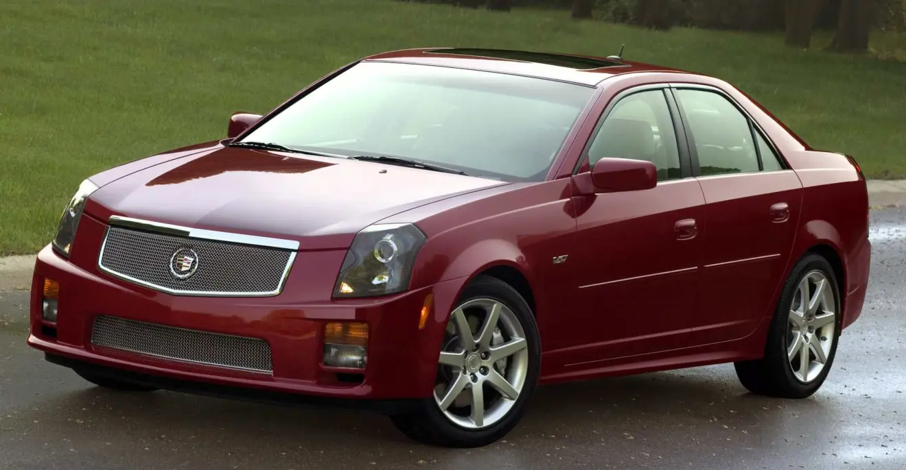 Cadillac CTS-V vermelho parado de frente