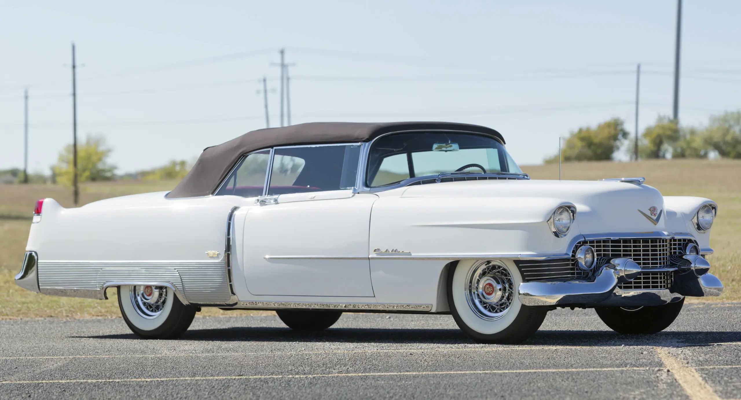 Cadillac Eldorado 1954 branco parado de lateral na estrada