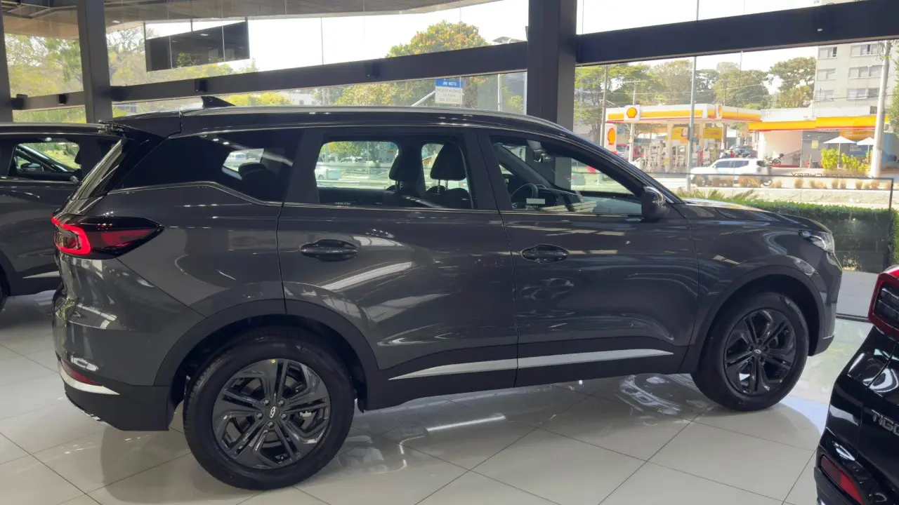 Caoa Chery Tiggo 7x visto de lado na cor cinza estático