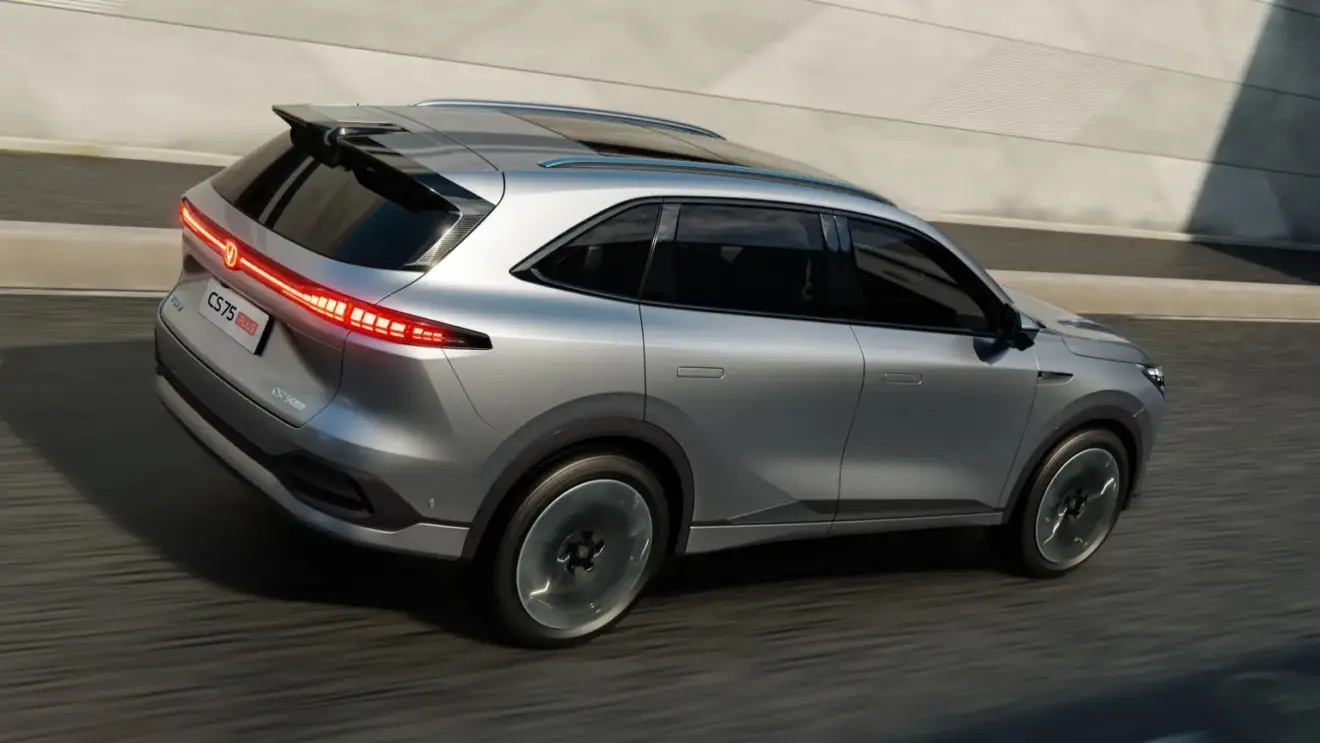 Changan CS75 Plus prata de traseira andando rápido