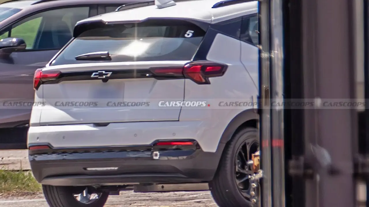 Chevrolet Bolt 2027 flagrado sem camuflagem nos Estados Unidos em teste